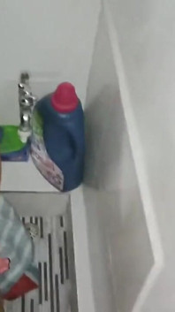 Büyük doğal memeli Kolombiyalı esmer üvey kız kardeş bahsi kaybediyor ve şimdi onunla ilgilenmeme izin veriyor
