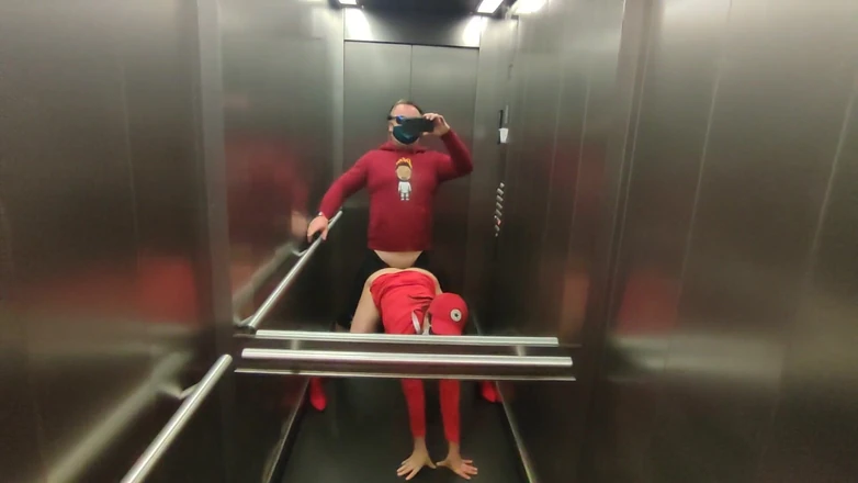 DedeDeville: Zeer risicovolle seks in een lift met hete buurvrouw Dada...