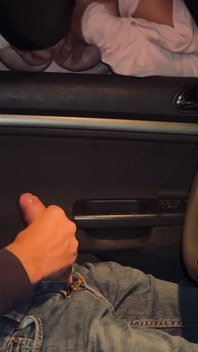 Dinlenme alanında arabada röntgenci, göğüslerimle onu sıvazlıyorum, taşaklarını boşaltıyorum, beni fahişe gibi kullanıyor ve amcığıma fışkırtıyor