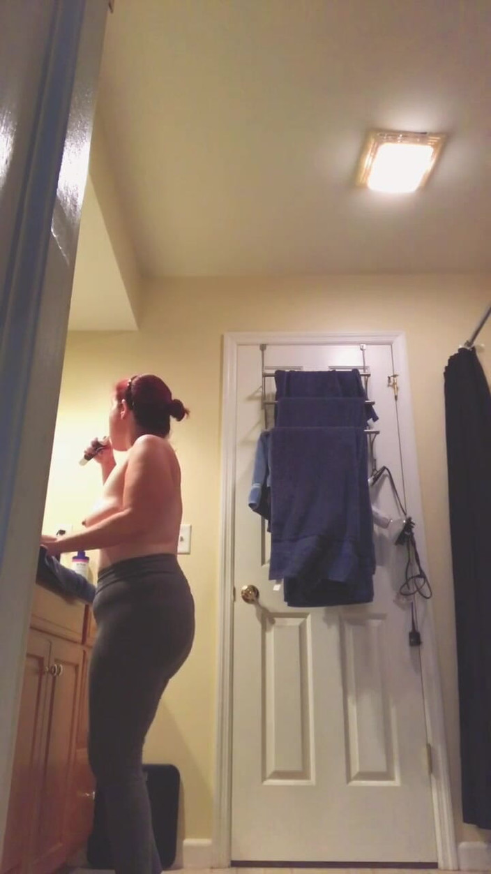 Elianna: Viendo a mami prepararse por la mañana