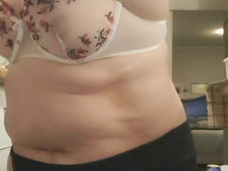 Mommy big hairy pussy: Ibu tiri menunggang dildo di dapur