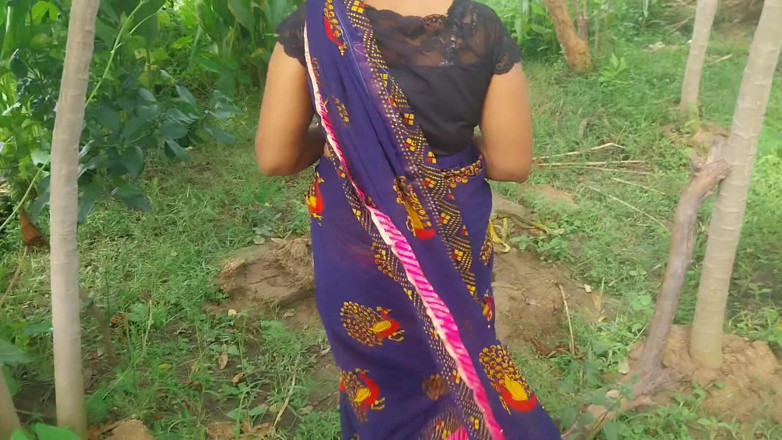 Pooja raniji: Pooja Bhabhi Outside Garden Hot Fucking Video