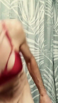 Seksowny szalony czerwony strój Crossdresser ma na sobie