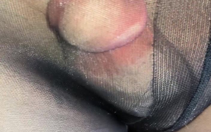Pantyhose Cumming Studio: O pulă mare suculentă ejaculează mult în ciorapii negri ai surorii...