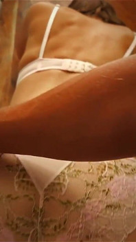 Výprask bublinového zadku sexy milf manželky v růžovém prádle - Užívá si facky a její zadek se dostává do červena