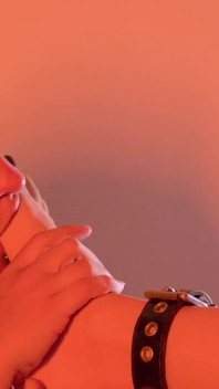 O pé dela parece algo que você gostaria de sentir na sua cara?