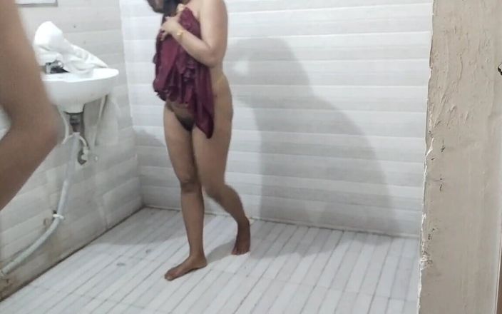Nazima Khan: Genç yenge aniden banyo yaparken kayınbiraderi onu gizlice banyoda bıraktı.