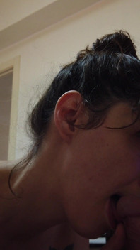 Cowok ini lagi asik nyepong kontol sampai lidahnya dientot habis-habisan - pov