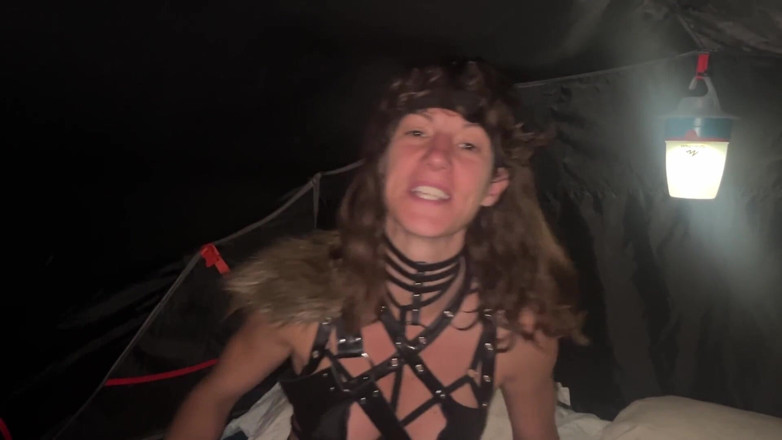 Lety Howl: Scopata anale in tenda! Durante il festival di musica metal!