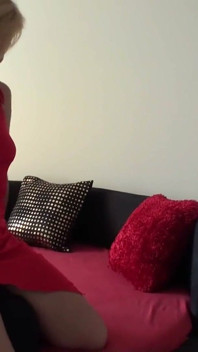 Vestido com vestido vermelho para cara sentado e acelerando