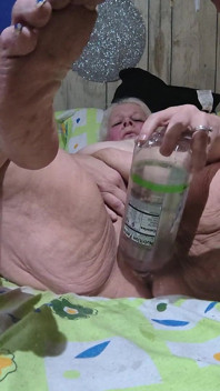 Maldita sea, ella está follando una botella