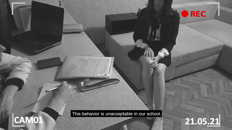 SweetAndFlow: La réalisatrice fesse une étudiante coquine