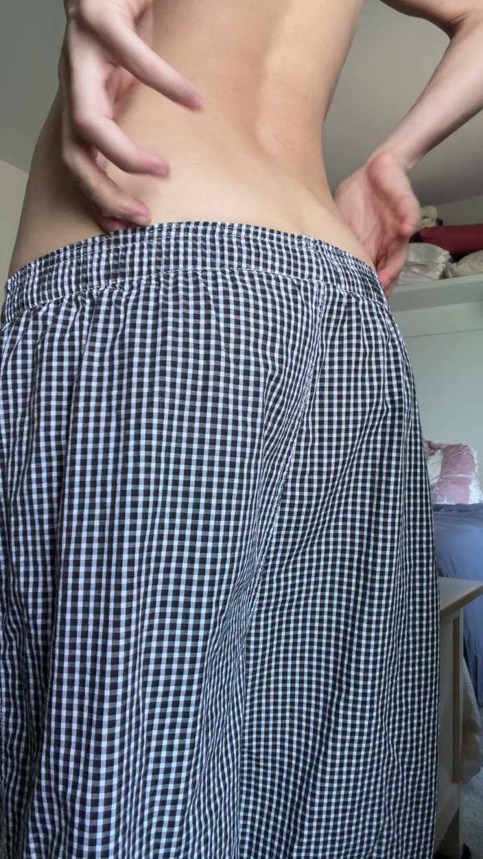 Ms_Emmy_Lynn: Oben ohne in deiner pj-hose, die meine muschi vorführt