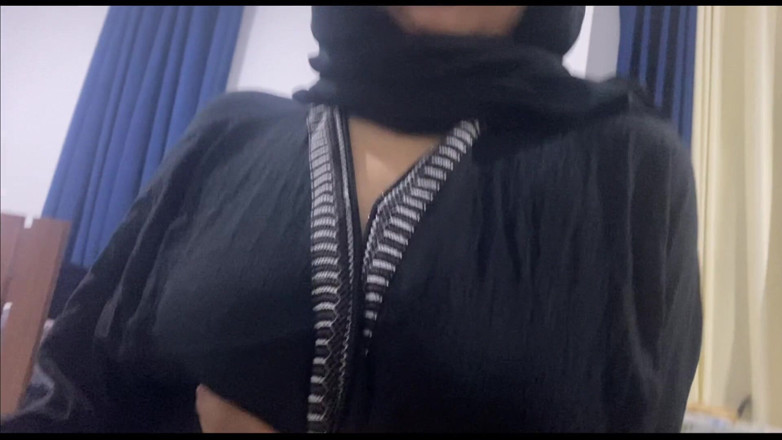 Arabicqueen: Fată arabă pakistaneză cu țâțe mari apăsată de singură