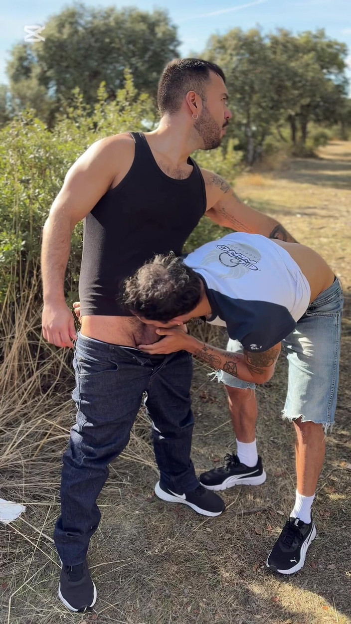 Mr. Pentacle: 我当时在尿尿，结果嘴里含着他的鸡巴