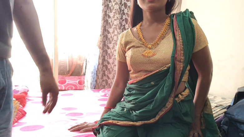 Mumbai Ashu: Tante seksi india lagi asik pakai kain sosis