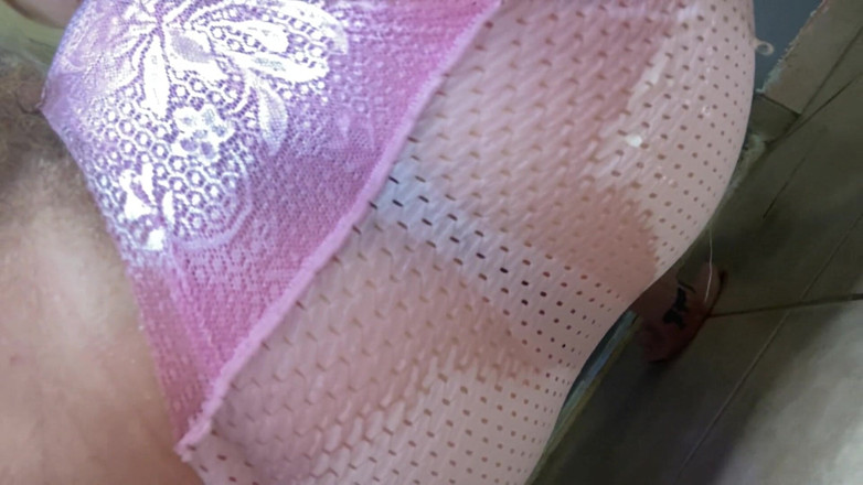 Cuteblonde666: Culotte mouillée en train de pisser (pipi)