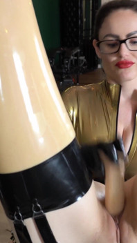 Baş aşağı asılı köle kız için sakso ve dildo sikişi