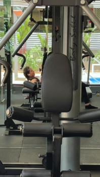 Un ragazzo sudato e deciso in palestra chiede a una vicina dell'edificio di annusare il suo cazzo per poterla scopare più tardi
