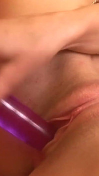 Loira milf se mostra na frente de seu chefe enchendo um vibrador na buceta e tem um orgasmo