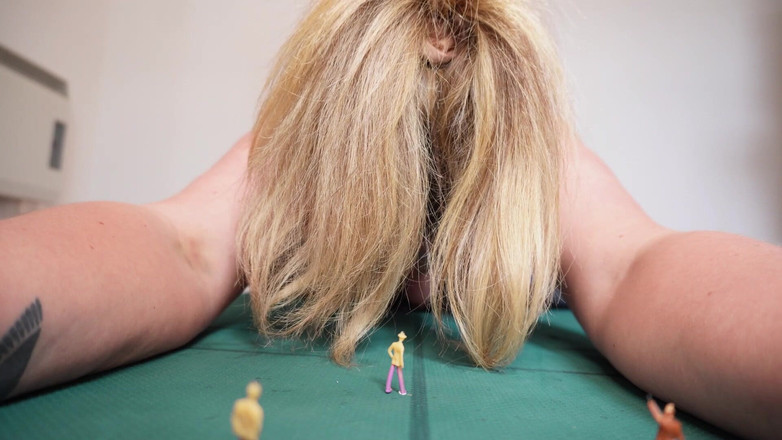 Sasha Curves: Йога с великаншкой