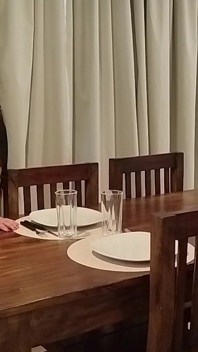 Ibu tiri montel panas, peminat solo dalam ereksi perlahan, di bilik makan