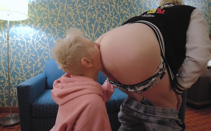 KinkyHome: Cheirando, esfregando, chupando cu