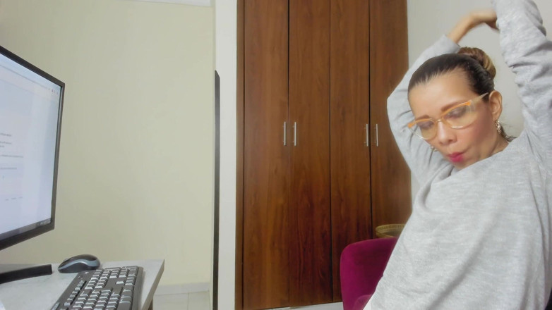 Latin webcam: Weelderige Latina Masturbeert Als Ze Thuiskomt Van Het Werk Om...