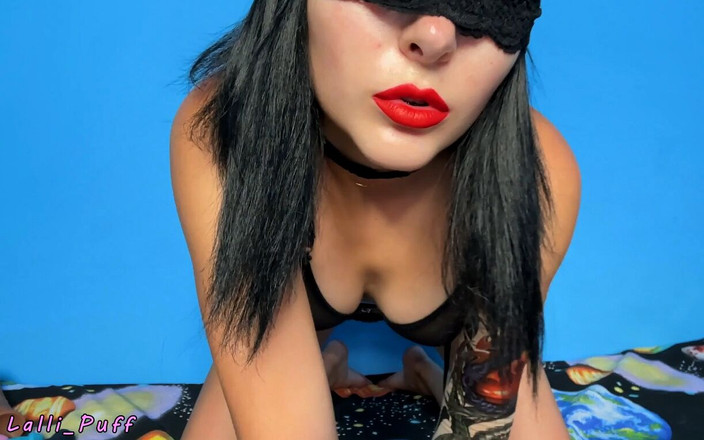 Lalli_Puff: Masturbación anal y coño, lencería sexy negra, lápiz labial rojo,...