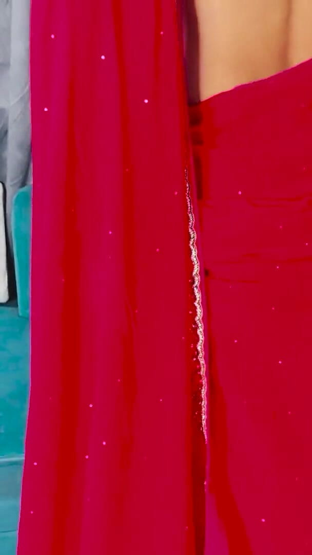Desi Horny Savita: Cewek india dengan pakaian lengkap warna merah dan sepatu hak...