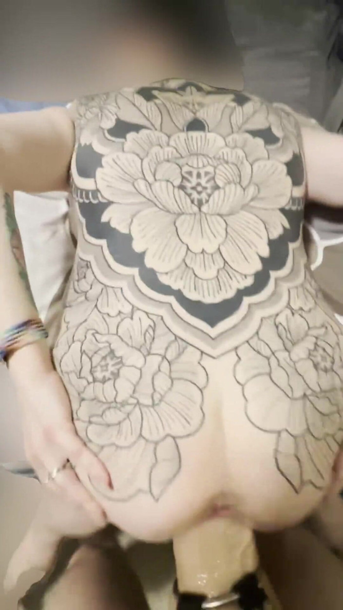 Slave Gigi: 거대한 스트랩으로 따먹히는 돼지