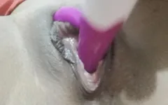 Kijk hoe ik mijn heerlijke poesje speel met mijn kleine speeltjes totdat ik klaarkom
