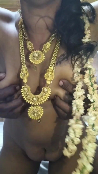 Funny couple porn studio: Tamil fru stark doggy med juvel och blomma