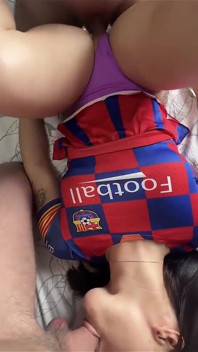 Líder de torcida gostosa com uma bunda grande fode dois paus