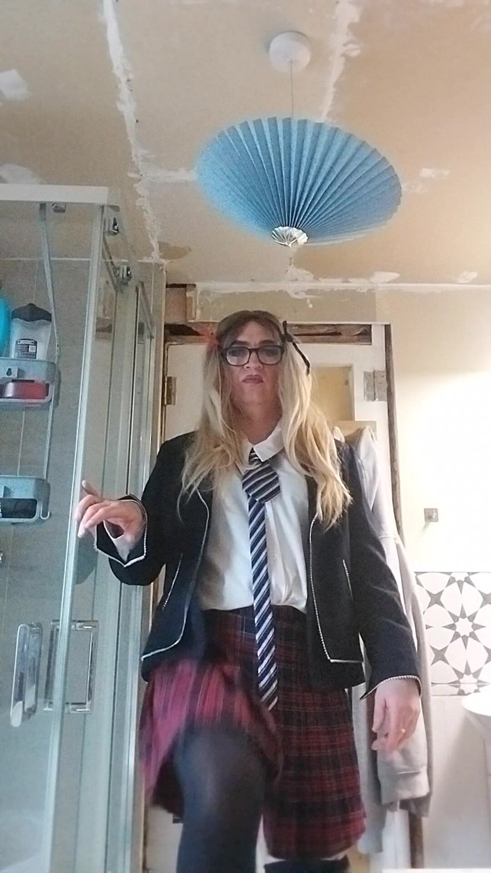 Cindy Belfast: Nadržená Sissy v Uniform Loves Her Precum
