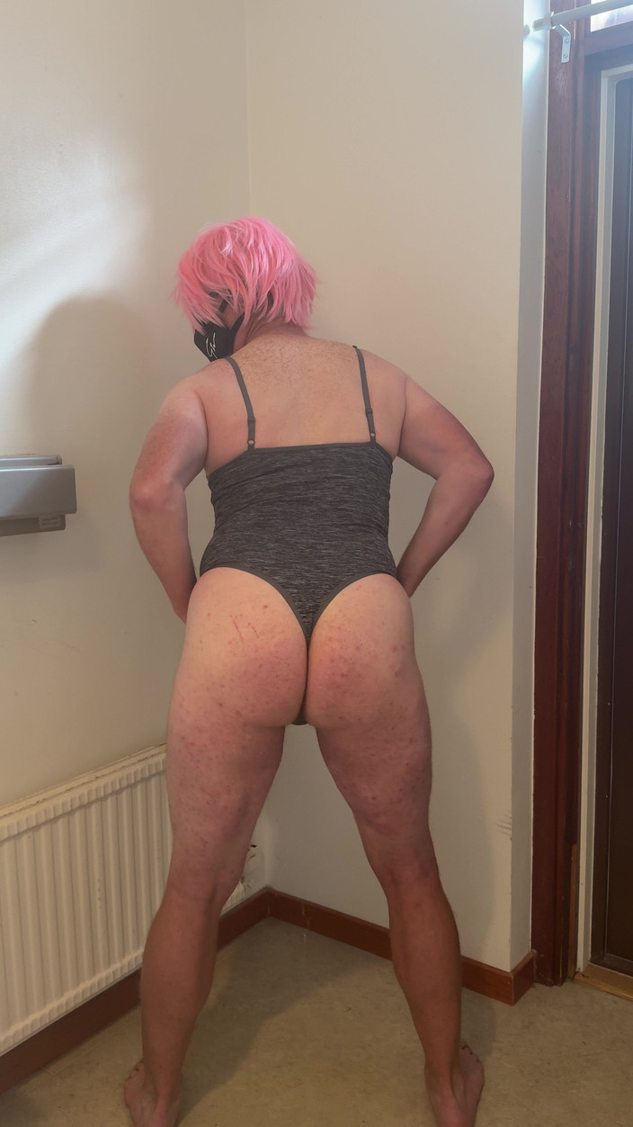 Julia Trans: De hoer in roze haar masturbeert en komt klaar en...