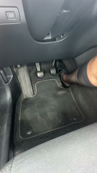 In Strümpfen im Auto spielen