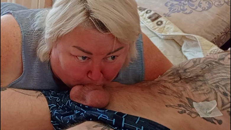 Zona901: Stiefmoeder zuigt mijn lul vóór het werk om een toetje...