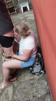 Dildo podczas wędrówki, potem seks oralny u nieznajomego