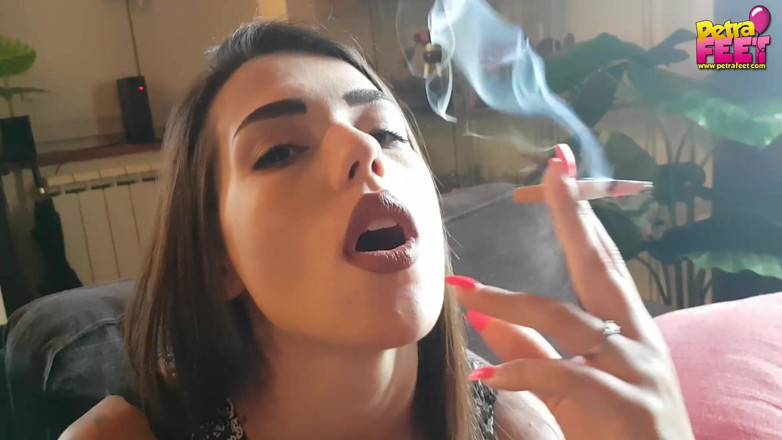 Smokin Fetish: Khuôn mặt xinh đẹp của cô ấy trên cam