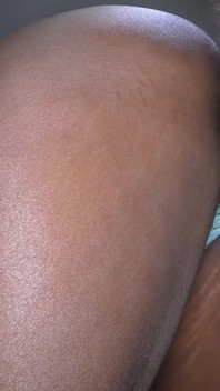Negra prostituta leva um grande pau branco na bunda e ela ama até eu gozar dentro