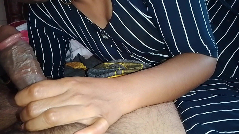 LEGSCOUPLE12: Hintli köylü kız kocasının penisini süper sert yalıyor ve ona...