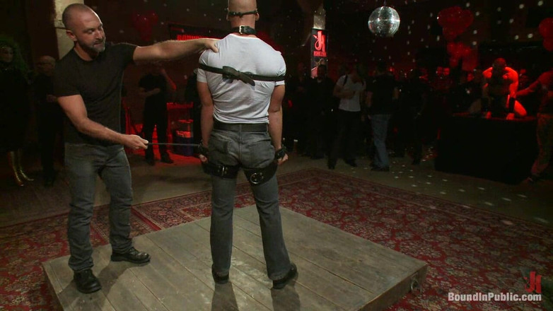 Bound in public: Live-Shooting: Gefesselt in der Öffentlichen Launchparty
