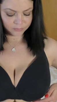Morena tetona rebotando grandes tetas y destruyendo pantimedias