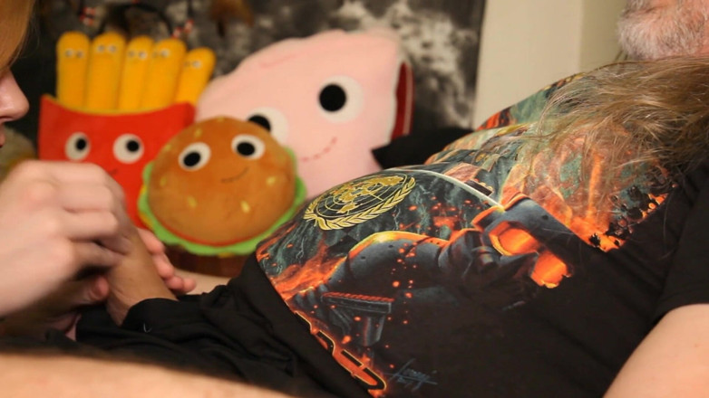 GamerGirlRoxy: Lee bekommt einen schlampigen blowjob von heißer blondine