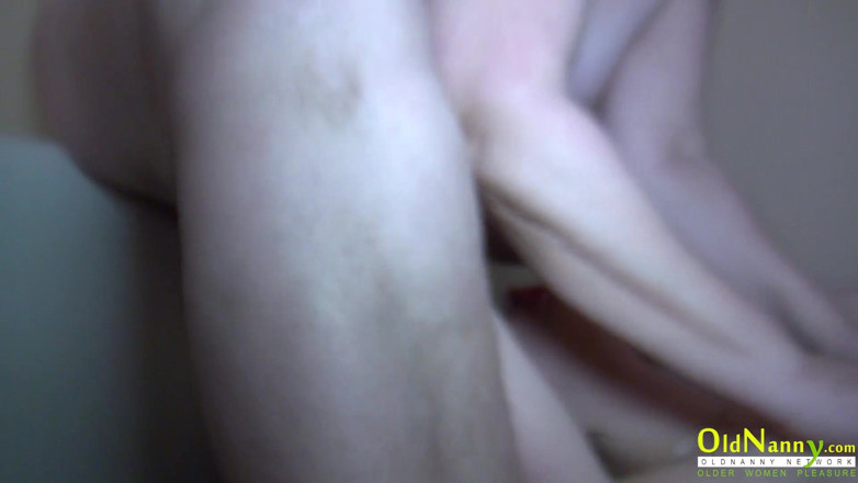 Aged Love: Old Nanny - Hana é acompanhada por duas pessoas para sexo a...