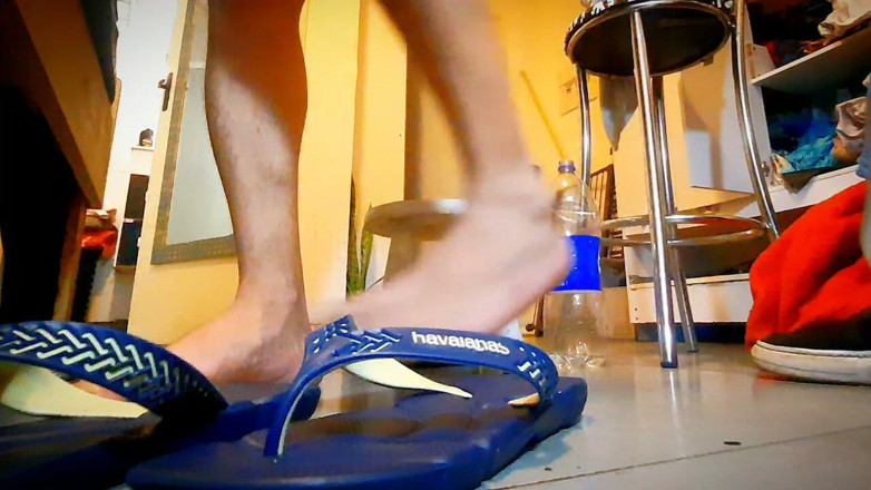 Feets Macho Latino: โชว์ขาและขี่ดิลโด้ต่างๆ