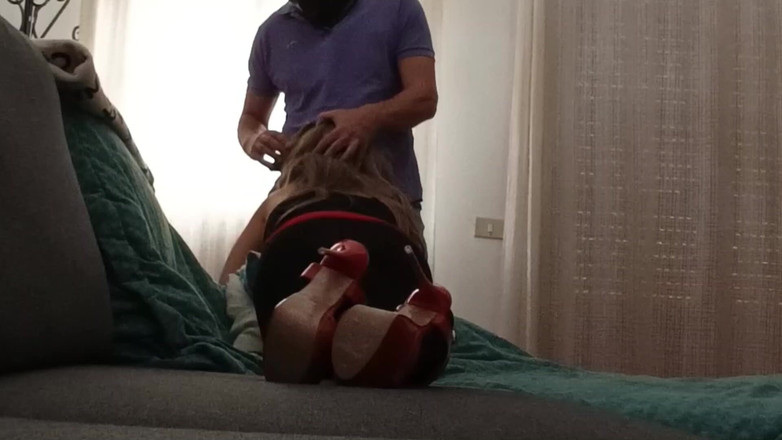 LauraOnHeels: MILF v punčocháčích a podpatcích dává kouření
