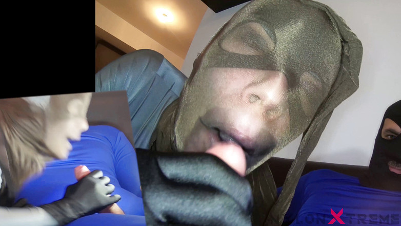 Nylon Xtreme: Katy avec la catwoman zentai taille une pipe en nylon