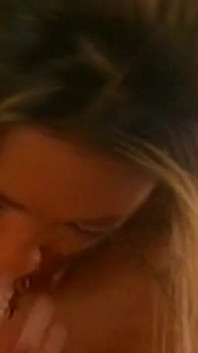 Blond milf fingrade till orgasm och knullade hårt